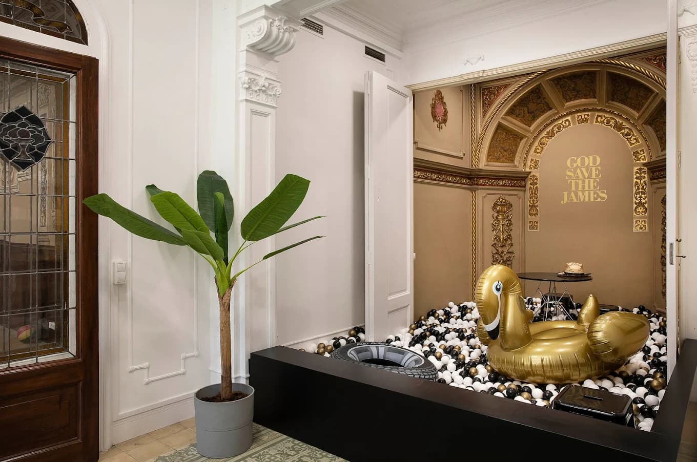 Entrada con cisne dorado