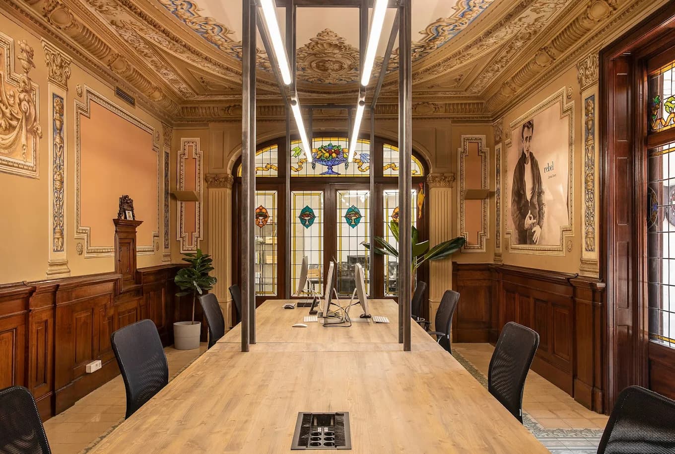 Sala histórica con vitrales