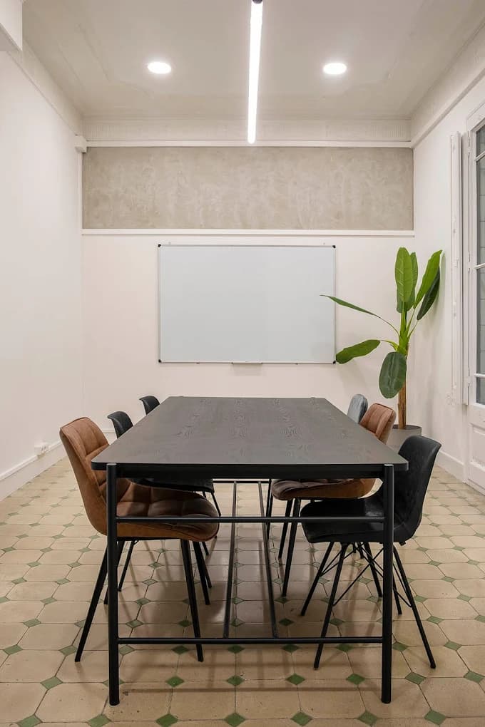 Sala de trabajo con pizarra