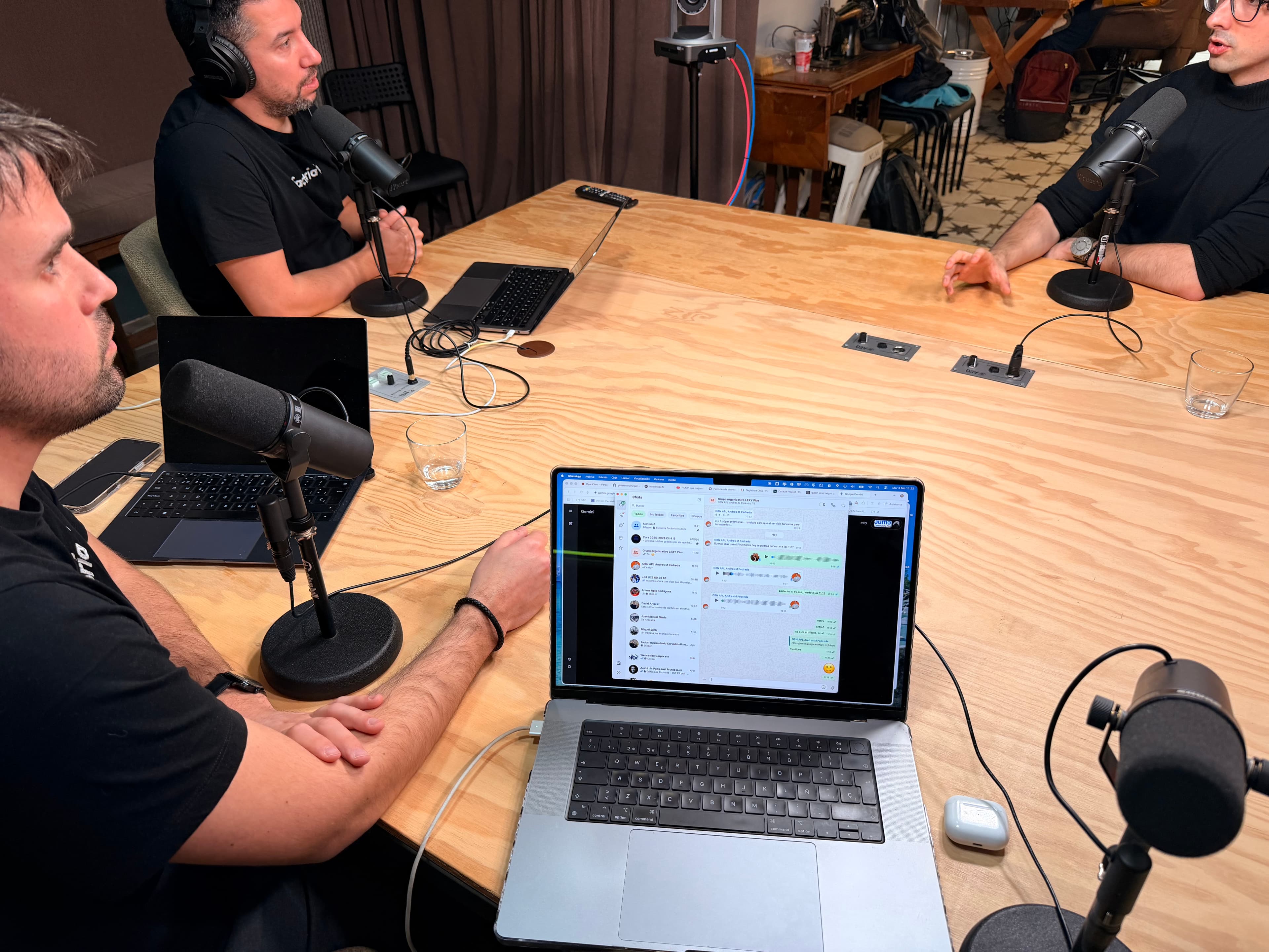 Sesión de podcast en equipo