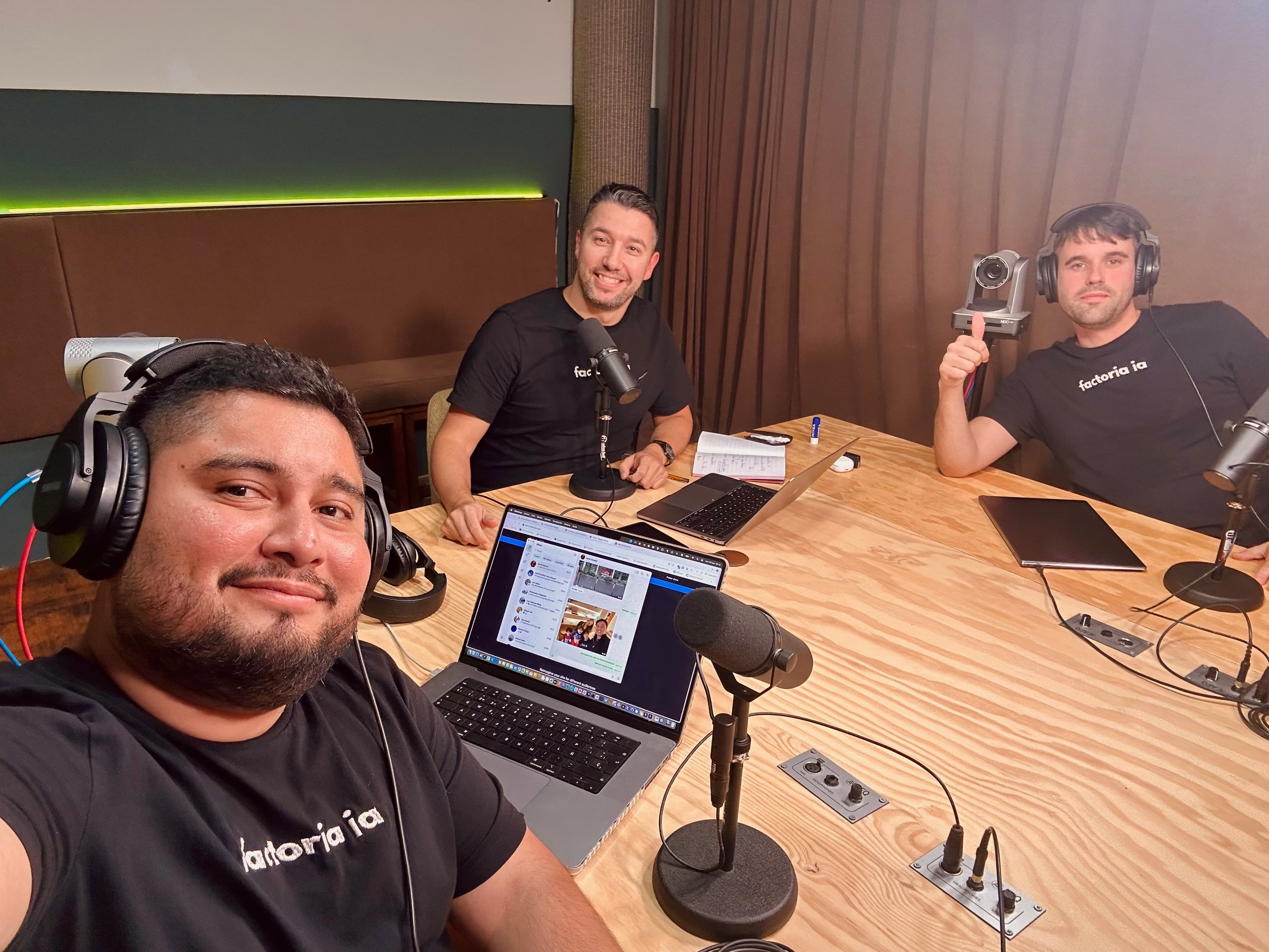 El equipo grabando podcast
